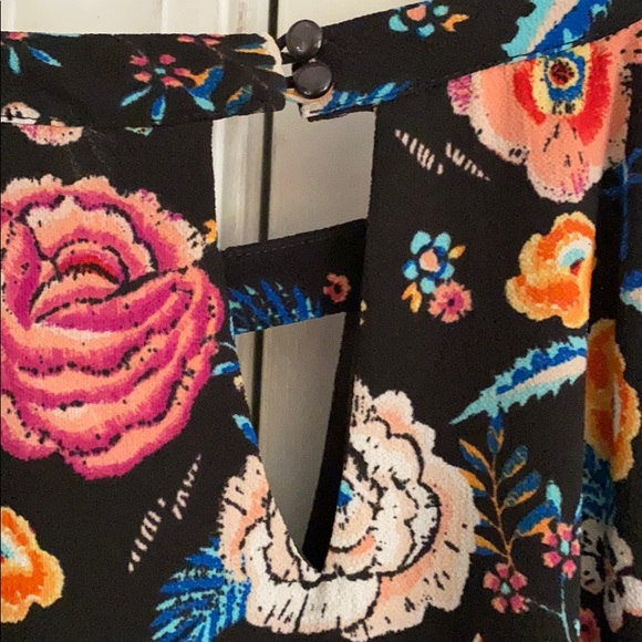 Black Floral Deas - Picture 6 of 6